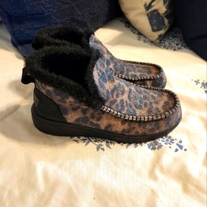 Hey Dudes slip on fur lined sneaker size 8